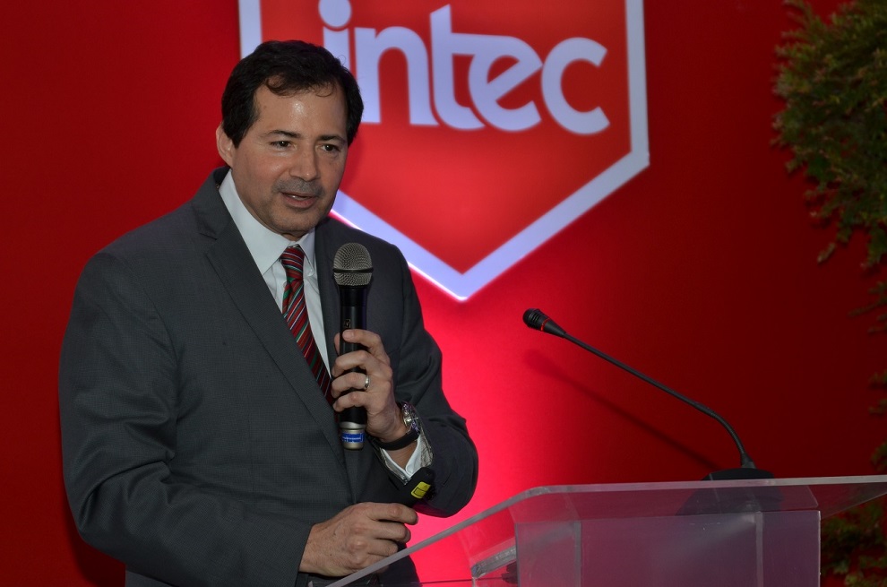steven puig durante su conferencia en el intec