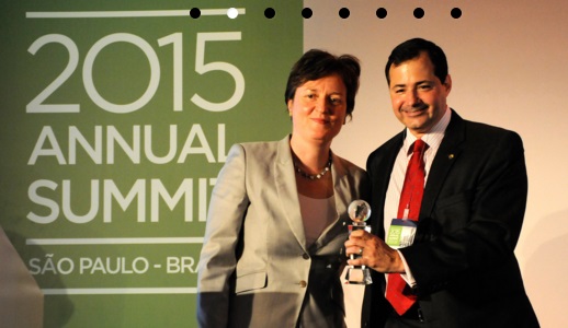 steven puig recibe de gba el women market campion 2015 (2)