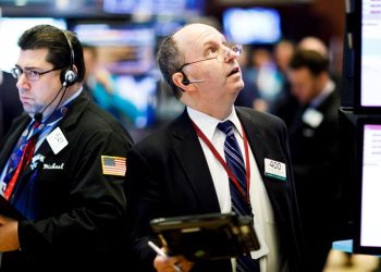 Entre las 30 cotizadas del Dow Jones predominó el rojo y destacaron los retrocesos de las financieras Goldman Sachs (-3.18%) y JPMorgan Chase (-3.18%), la industrial Boeing (-2.49%) y las tecnológicas Amazon (-2.22%) y Apple (-2.05%).