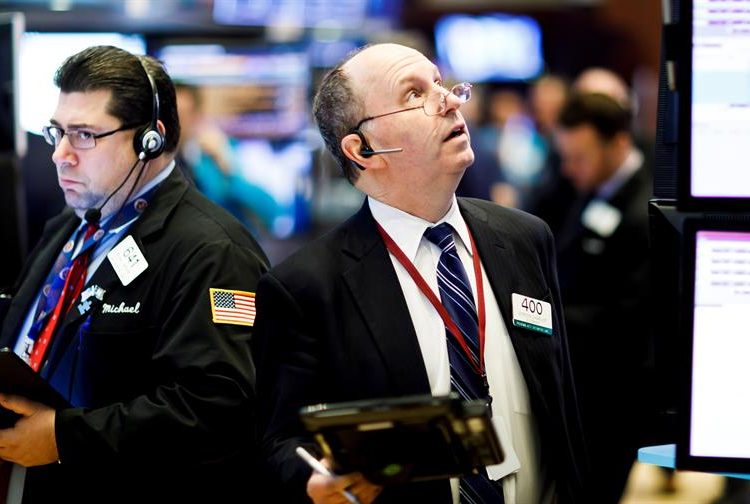 Entre las 30 cotizadas del Dow Jones predominó el rojo y destacaron los retrocesos de las financieras Goldman Sachs (-3.18%) y JPMorgan Chase (-3.18%), la industrial Boeing (-2.49%) y las tecnológicas Amazon (-2.22%) y Apple (-2.05%).