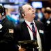 Entre las 30 cotizadas del Dow Jones predominó el rojo y destacaron los retrocesos de las financieras Goldman Sachs (-3.18%) y JPMorgan Chase (-3.18%), la industrial Boeing (-2.49%) y las tecnológicas Amazon (-2.22%) y Apple (-2.05%).