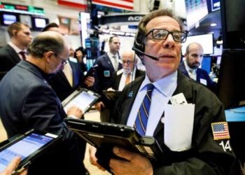Entre los 30 valores también reinaba el rojo con la bajada de Travelers (-1.04%) y Nike (-1.02%), y entre los que abrían en verde destacaban Apple (0.98%) y Amazon (0.6%).