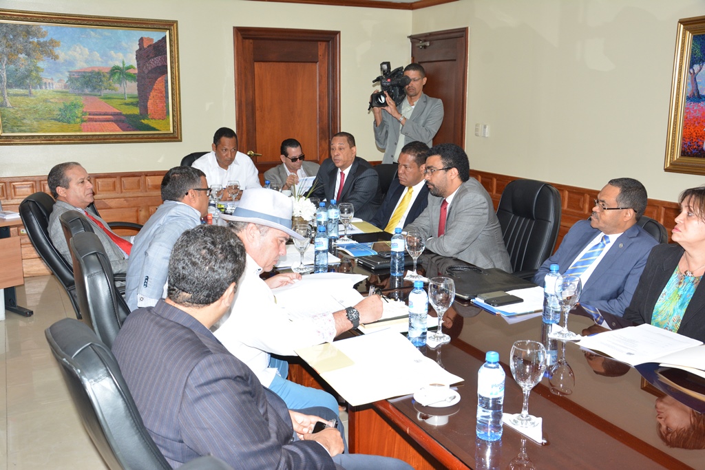 Los directivos de la Superintendencia de Bancos visitaron a los miembros de la Comisión de Hacienda del Senado.