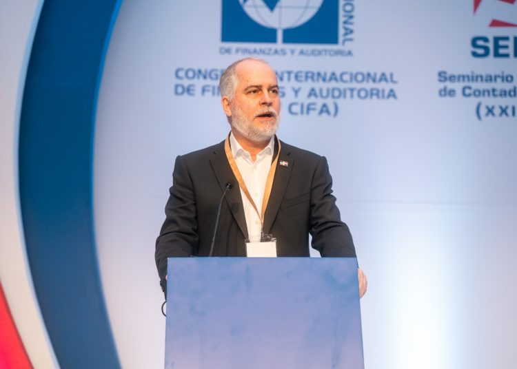 Alejandro Fernández afirmó que, de cada 10 dominicanos, cinco están fuera del sistema financiero.