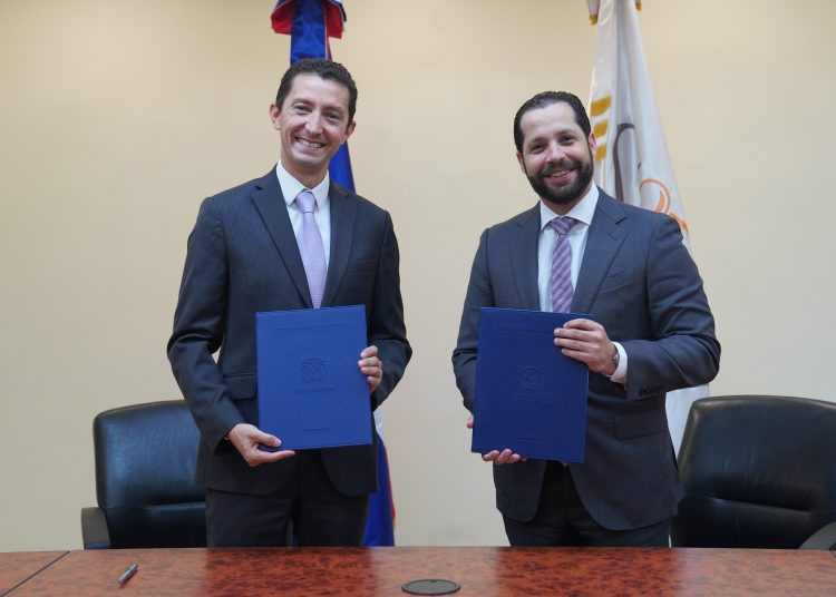Ernesto Bournigal, superintendente del Mercado de Valores, junto al presidente ejecutivo de Adosafi, Santiago Sicard. - Fuente externa.
