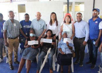 Entrega de Bono Familia en Santo Domingo Norte.
