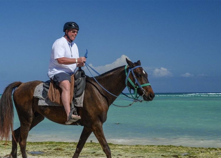 Extranjero montando a caballaro en recorrido de Swim Horse Punta Cana. | Fuente externa