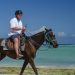 Extranjero montando a caballaro en recorrido de Swim Horse Punta Cana. | Fuente externa