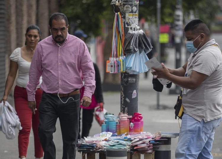 Respecto a enero de 2025, la población desocupada aumentó en 8,000 personas y la TD no cambió, detalló el Inegi.