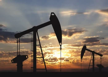 Como el barril de Texas se comercia en la moneda estadounidense, su fortalecimiento lo encarece en los mercados extranjeros.