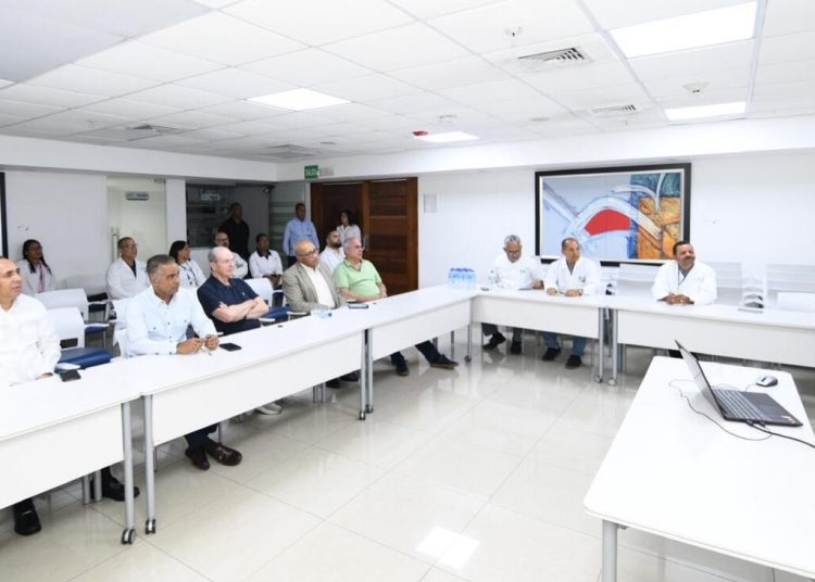 Técnicos realizan pruebas de muestras de tierras raras en las instalaciones científicas.