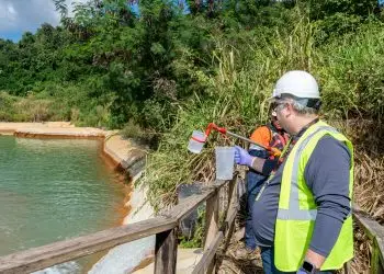 Toma de muestra del agua.- Fuente externa.