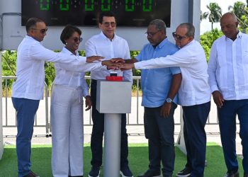 Autoridades dieron el primer picazo de la carretera que conectará Uvero Alto con Miches–Nisibón, fortaleciendo el desarrollo turístico de la zona.