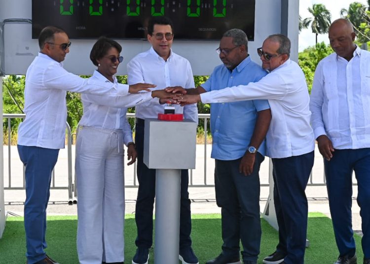 Autoridades dieron el primer picazo de la carretera que conectará Uvero Alto con Miches–Nisibón, fortaleciendo el desarrollo turístico de la zona.