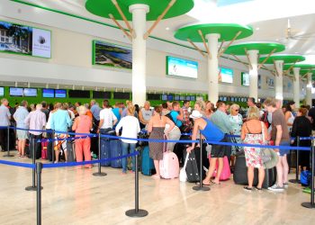 American Airlines fue la aerolínea que marcó el hito. El avión fue recibido con música y baile folclórico, a modo de celebración. - Fuente externa.