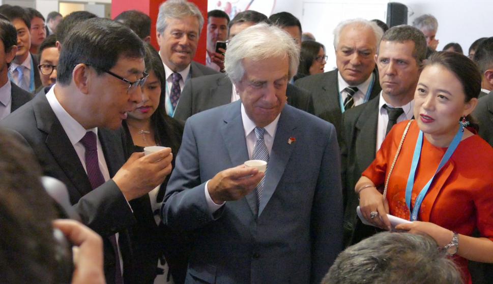 tabaré vasquez en cumbre con china