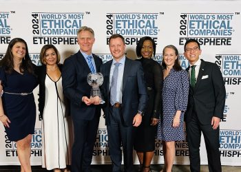 Thom Stimson, vicepresidente y oficial de Cumplimiento de AES, recibe el galardón de Tom Bubeck, gerente general de Ethisphere. - Fuente externa.