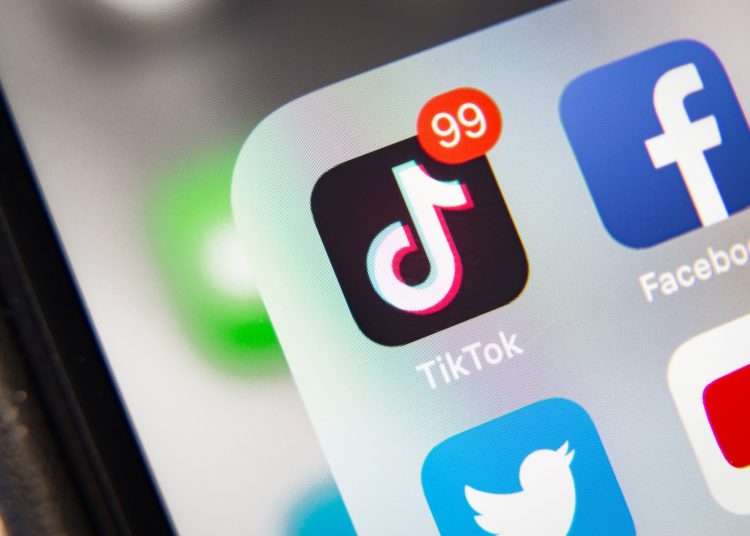 TikTok y Facebook