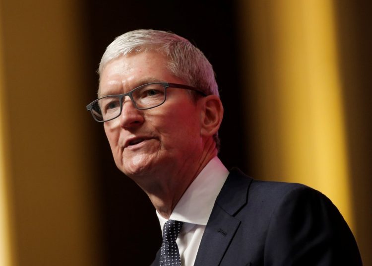 Tim Cook confirmó que Apple lanzará funciones de IA generativa "a finales de este año".