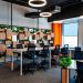 El espacio está distribuido para que las personas puedan trabajar y conectar con otros emprendedores.