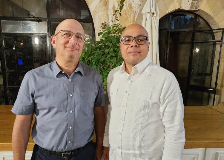 Titular de la cátedra de Economía Política de la Universidad Hebrea de Jerusalén, Esteban Klor y el director de elDinero, Jairon Severino.