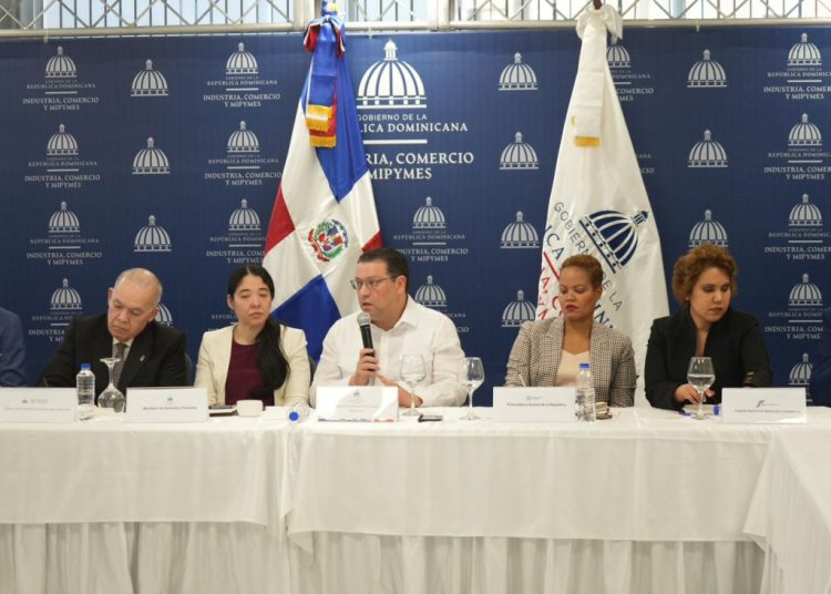 El ministro Yayo Sanz Lovatón anuncia nuevas acciones para fortalecer la lucha contra el comercio ilícito.