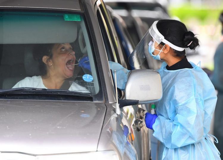 Toma de la muestra requerida para realizar la prueba de covid-19. | James Ross, EFE.