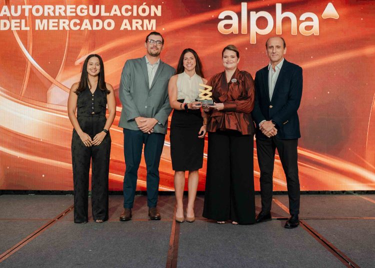 Tomás Polanco, Alejandra Bonnelly y Juan Manuel Barranco reciben reconocimiento de la Bolsa de Valores RD.