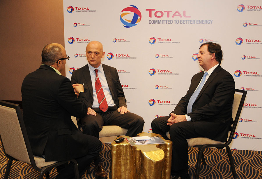 Bertrand Fontanges y Edgar Pichardo conversan con Jairon Severino sobre el mercado petrolero.