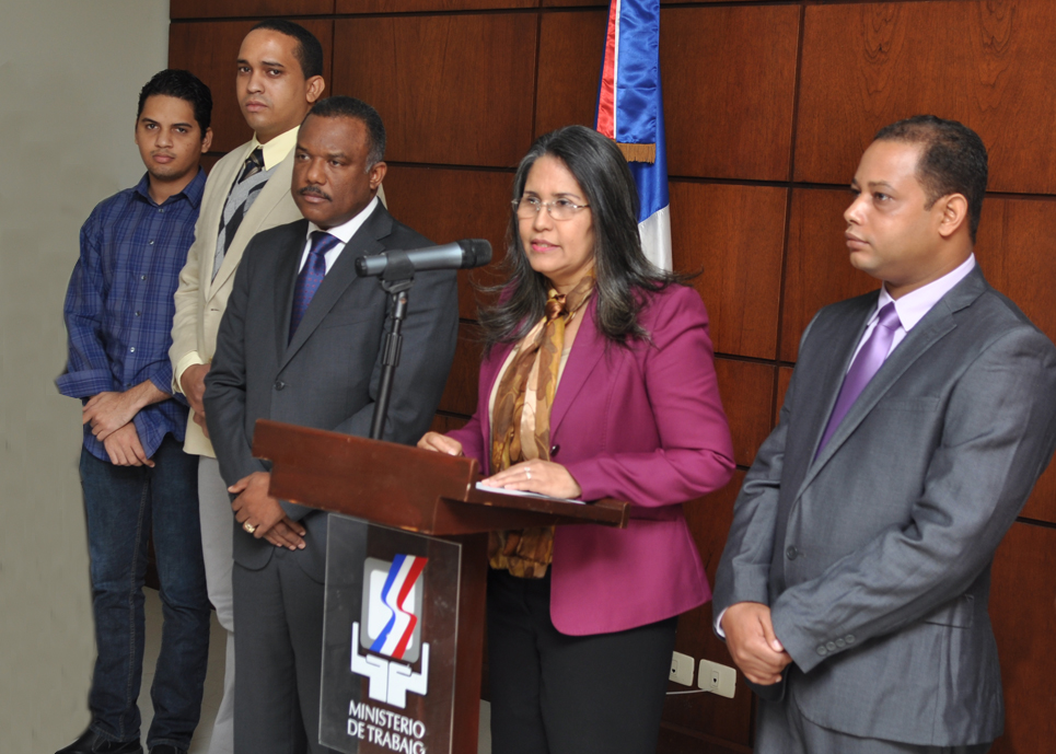 La ministra de Trabajo, Maritza Hernández, junto a funcionarios de la institución, durante la presentación de la nueva plataforma de registro laboral.