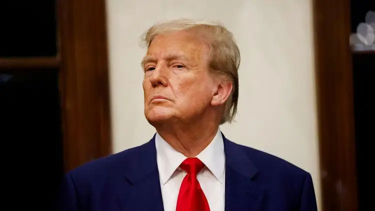 Aunque los migrantes son retenidos en un área separada, se encuentran en un limbo legal dentro de una base militar que opera al margen de las leyes migratorias estadounidenses.- Fuente externa.