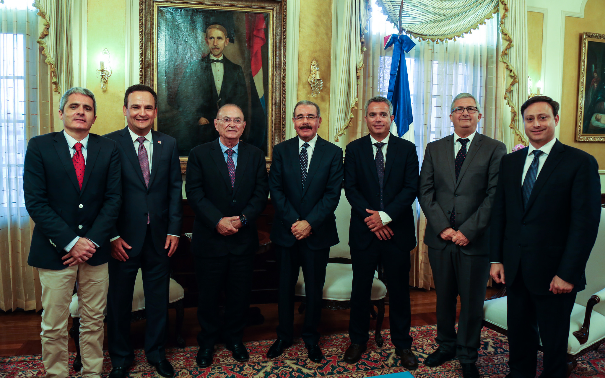 El grupo de empresarios que visitó a Danilo Medina estuvo integrado por Enrique Martinón,
Enrique Martinón García, Fernando Arencibia, Fernando Escribano y Álvaro Peña./elDinero