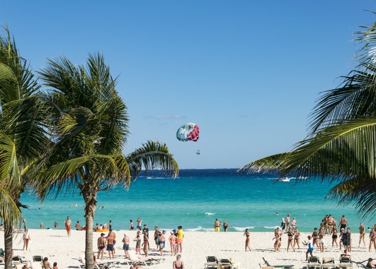 México fue el sexto país más visitado en el mundo en 2022, un fenómeno que se atribuye, en parte, a las medidas sanitarias flexibles en las zonas turísticas del país durante la pandemia de covid-19.