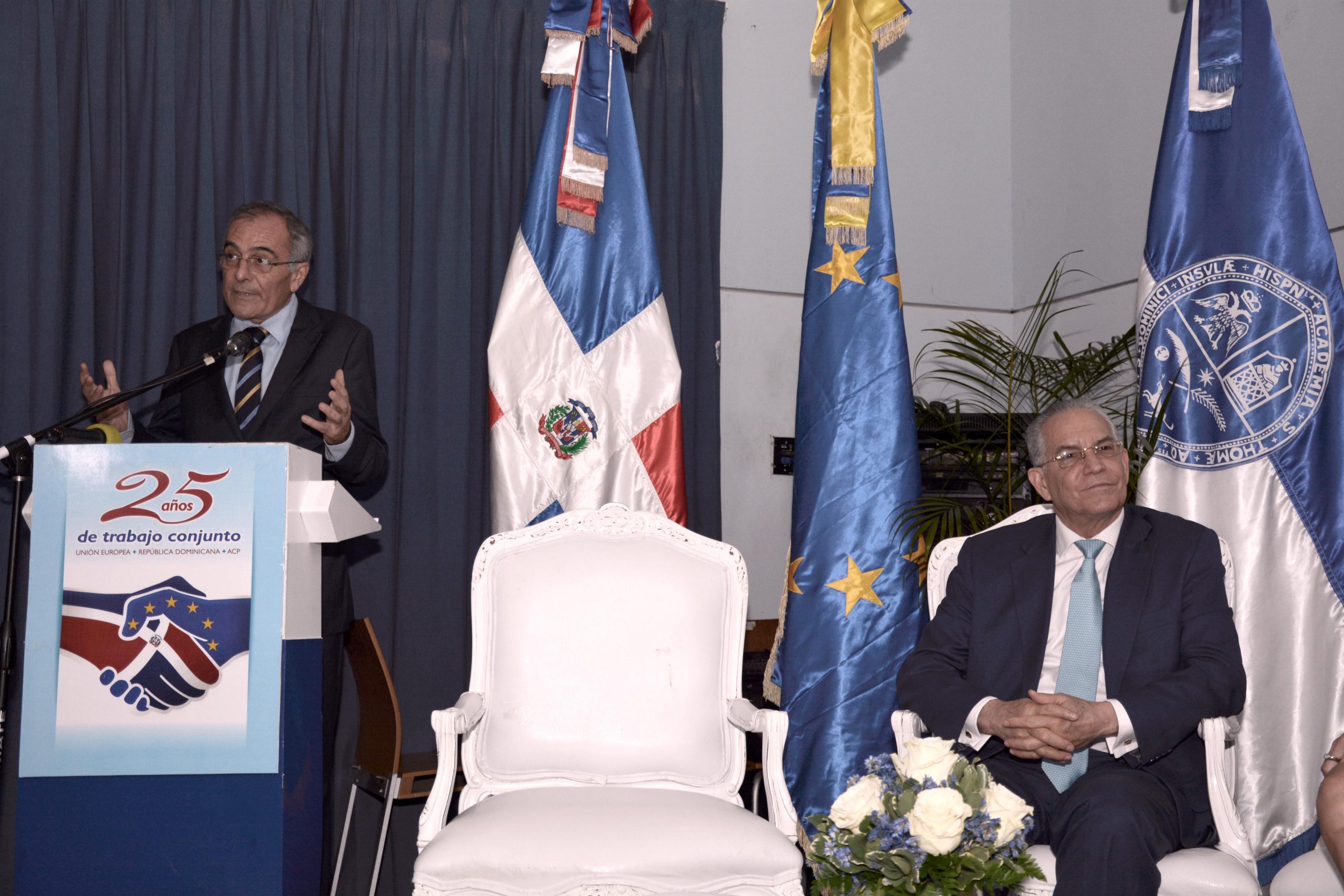 Antonio Vargas ofrece detalles sobre los aportes de la Unión Europea en el país. Observa el embajador Alberto Navarro. | LÉSTHER ÁLVAREZ