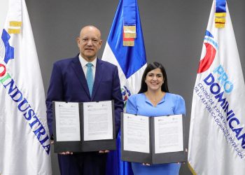 Ulises Rodríguez, director general Proindustria, Biviana Riveiro Disla, directora ejecutiva de ProDominicana. | Fuente externa.