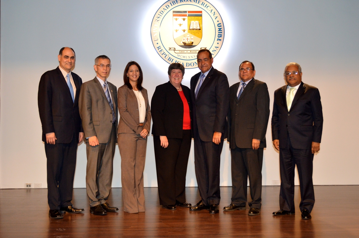 Directivos de Unibe y del sector educativo oficial durante la presentación del PhD en coordinación con la  Western University.
