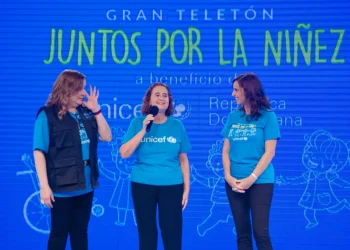 El teletón fue trasmitida por varios canales de televisión y contó con la conducción de la comunicadora Jatnna Tavárez y el cantante Manny Cruz.
