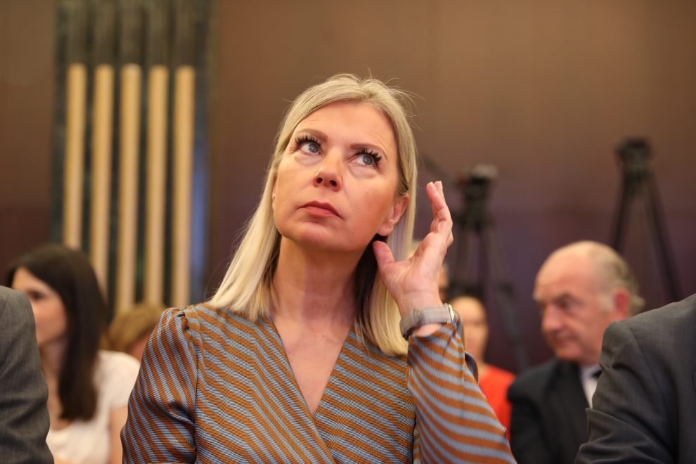 economía. la unión europea reclama una política de reindustrialización para com