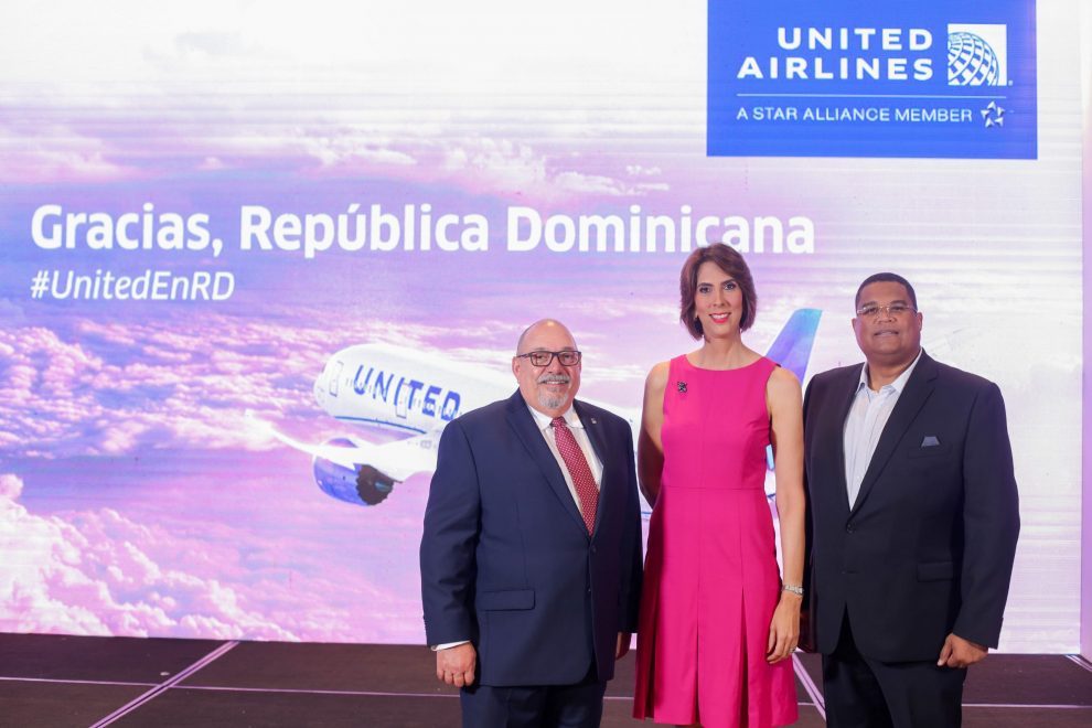 united airlines salvador marrero, laura malleėn y angel ramiėrez