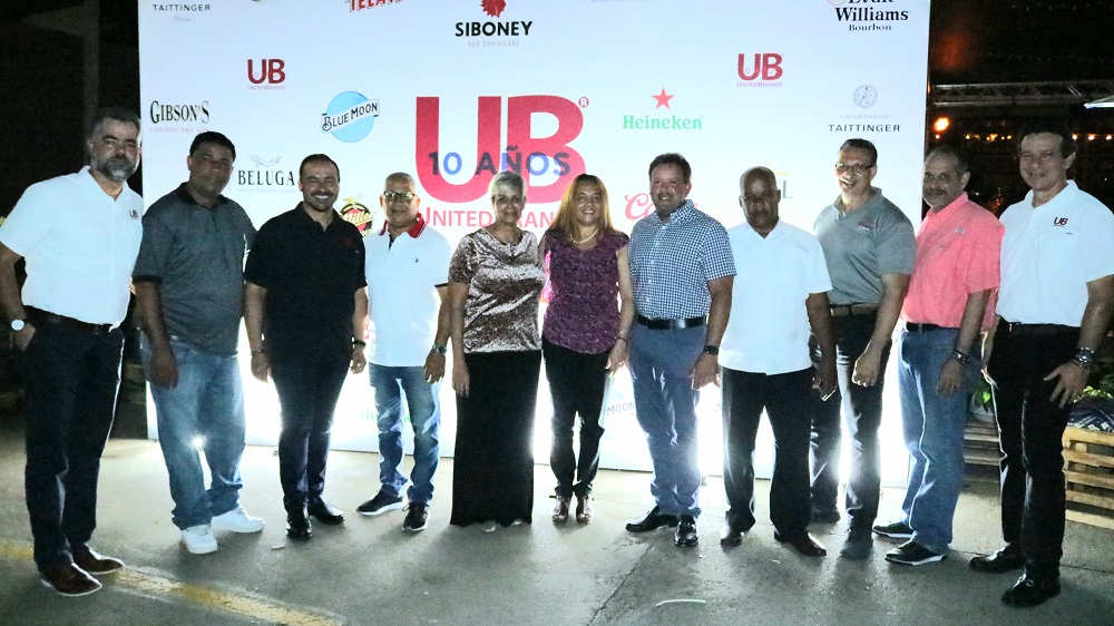 united brands parte del staf con 10 años en la empresa encabezados por josé jimpenez gerente general