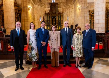 El oficio religioso contó con la presencia de la Vicepresidenta de la República, Raquel Peña.