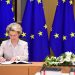 La presidenta de la Comisión Europea (CE), Ursula Von der Leyen, durante la firma del tratado posbrexit. | Fuente externa.
