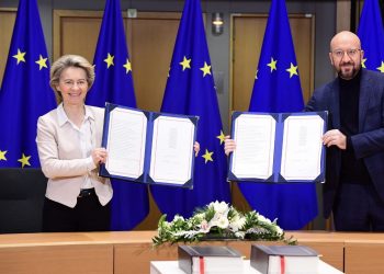 Ursula Von der Leyen y Charles Michel firman tratado posbrexit. | Fuente externa.