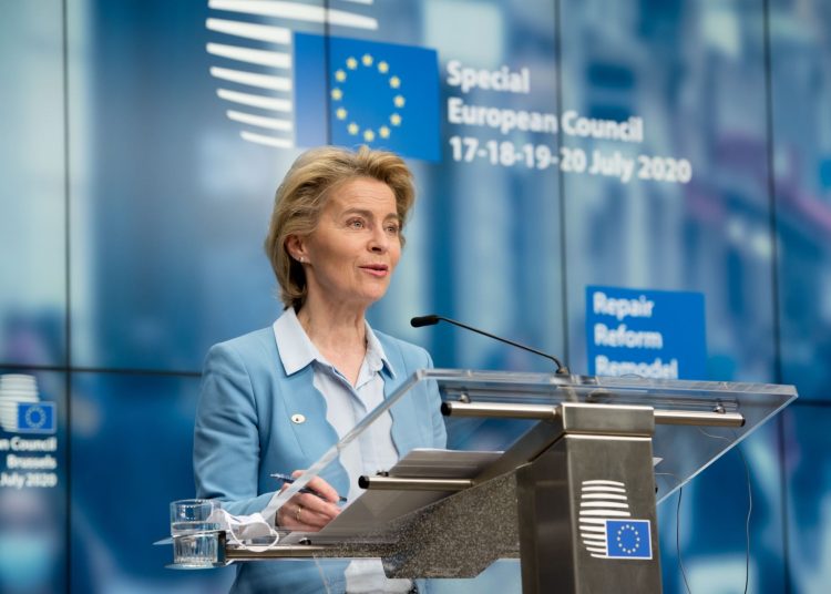 Este dinero, abundó Von der Leyen, será "crucial para ayudar a Ucrania a mantener el funcionamiento del Estado en este momento complicado" en plena agresión rusa.
