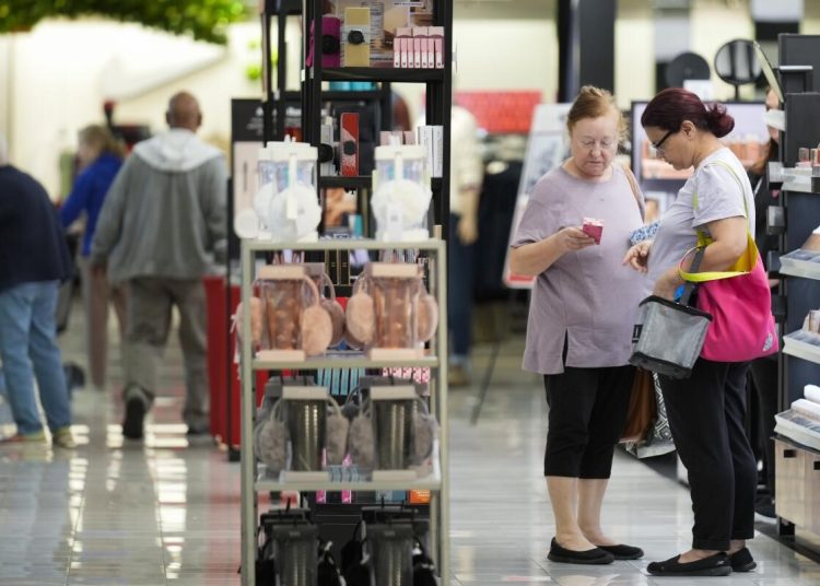 las ventas al por menor en tiendas de muebles se elevaron un 2.3%, las de artículos deportivos, musicales y libros un 1.9%.