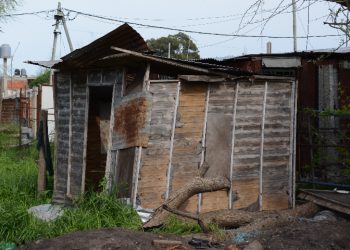 La casa donde vive Diógenes Cuervo está hecha de madera y zinc recolectados en un vertedero de Panamá.