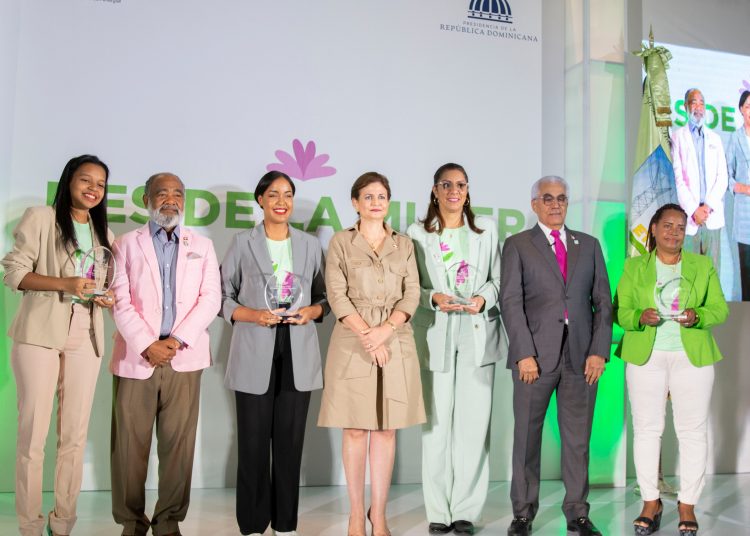 La vicepresidenta Raquel Peña, Martín Robles y Rafael Bienvenido Santana junto a Sheila Martínez, María Albuerme, Carly Mañan y Marisol Javier.
