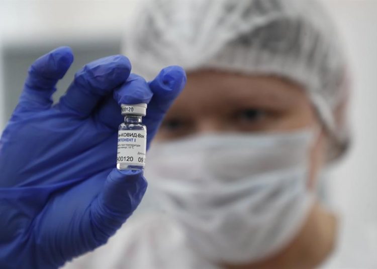 Rusia ha estado inoculando a su población con su propia vacuna, la Sputnik V. | Maxim Shipenkov, EFE.