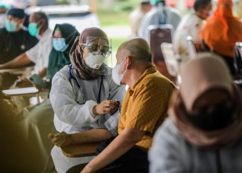 Estudios del organismo con sede en Ginebra muestran que todavía más de un tercio de los países del planeta (un 37% del total) aún sufren interrupciones en sus servicios habituales de inmunización. | Dedi Sinuhaji, EFE.