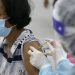 Un médico inyecta una dosis de la vacuna contra el covid-19 a una paciente. | Narong Sangnak, EFE.